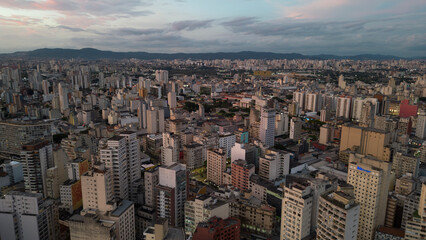Paisagem Urbana Metr&oacute;pole Cidade S&atilde;o Paulo Capital Centro Pr&eacute;dios Engenharia Arquitetura Janelas C&eacute;u Por do Sol Urbanismo Largo Arouche Pra&ccedil;a Rep&uacute;blica Ruas Avenidas Campos El&iacute;seos Vila Buarque Drone