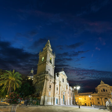Night Cattedrale di San Giovanni Battista in old medieval Ragusa famos Sicilian town (Sicily, Italy). Building in 1718-1820. Some lens flare effect  from lamps anable.