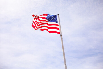 Naklejka premium US flag symbolizes American patriotism, freedom, and unity a reminder of our shared history, sacrifices, and values. It stands for democracy, liberty, and justice for all. 