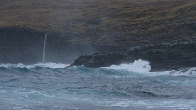 Une cascade aux Iles F&eacute;ro&eacute; pr&egrave;s de Eidi