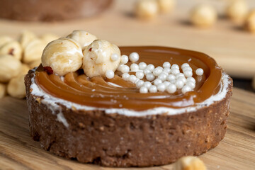 round tartlet with salted caramel and roasted hazelnuts