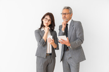 ミドル のビジネスシーン　考える　スマホ　タブレット　男性　女性