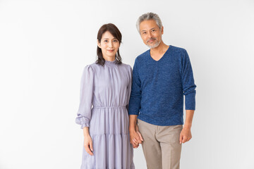 手を繋ぐミドル 夫婦