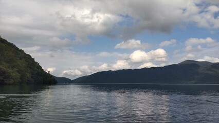 青森県の十和田湖遊覧船からの景色