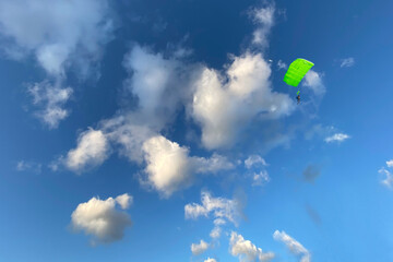 Parachute et nuages cumulus 