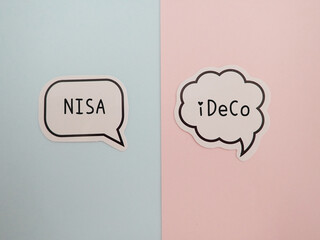 吹き出しにNISAとiDeCoの文字、比較