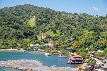 Fototapeta premium Views of beautiful Honduran town on the shores of Roatan where the cruise port is located.