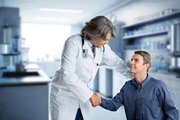 Obraz premium Portrait of doctor with a patient In medical Exam Room.