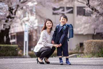 入学式に笑顔の親子　entrance ceremony
