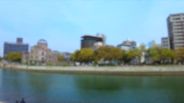 ぼかし背景素材: 春の広島平和記念公園の元安川沿いを歩きながらPOVショット 4K  2023年3月30日