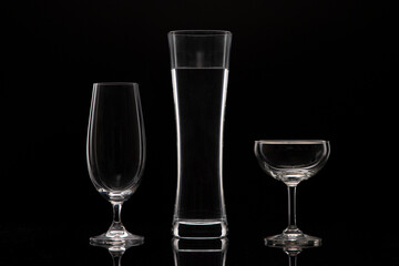 검정 배경에 유리잔 3개