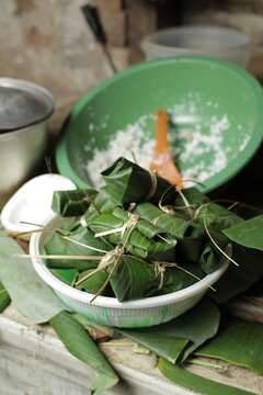 lepet there is a dish made of sticky rice wrapped in banana leaves, which is cooked as a menu accompaniment to ketupat when celebrating Eid al-Fitr