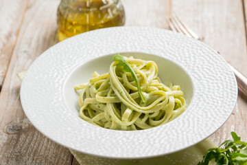 linguine pasta with arugula pesto