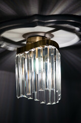 Stylowe oświetlenie, lampa, aranżacja wnętrz, detale w pokoju,  © Freshfanpage