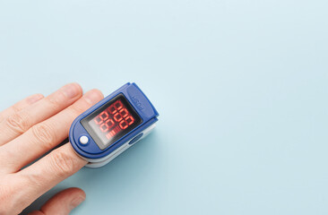 Pulse oximeter measuring oxygen saturation in blood and heart rate