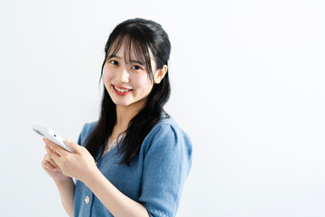 Fototapeta premium スマートフォンを使う女性