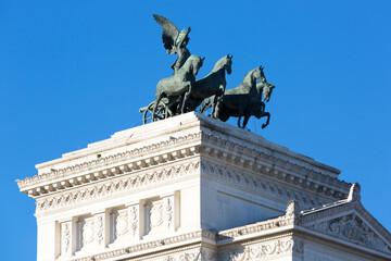 Obraz premium The Quadriga of Unity at the top of Propylaea, Victor Emmanuel II Monument, Rome, Italy