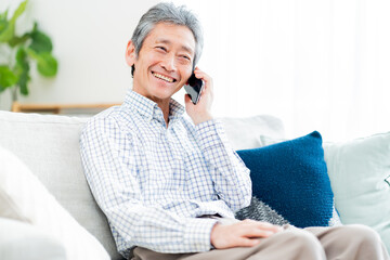 笑顔で電話をかける日本人シニア - obrazy, fototapety, plakaty
