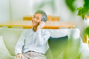 笑顔で電話をかける日本人シニア