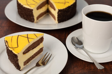 Leckere Eierlikörtorte mit einer Tasse Kaffee