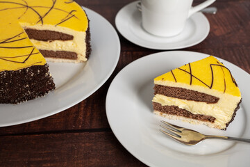 Leckere Eierlikörtorte mit einer Tasse Kaffee