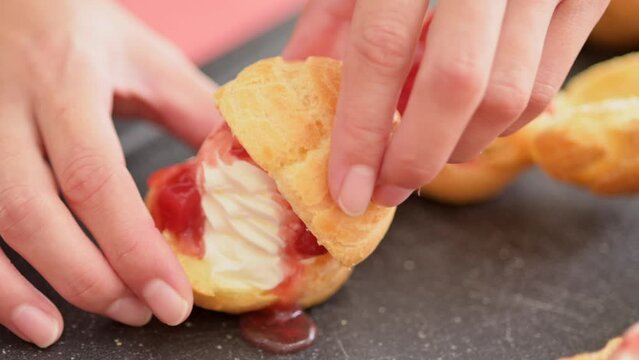 焼きがったシュー生地にクリームとジャムを挟んで仕上げる