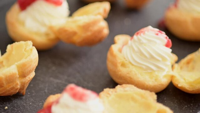 焼きがったシュー生地にクリームとジャムを挟んで仕上げる
