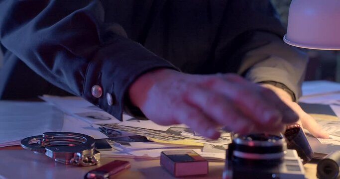 Search for a lost item on the investigator's desk. He finds handcuffs. She moves her hands across the table. CZ, Kladno, Polska, 8.3.23