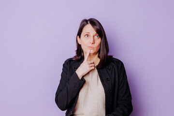 Femme d'affaires qui pense