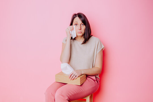 Femme avec boite de mouchoir en train de pleurer