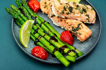 Salmon prepared with asparagus.
