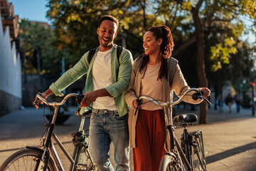 Obraz premium Couple in city with bikes.