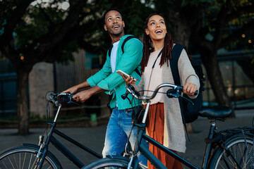 Obraz premium Friends with bikes in city.