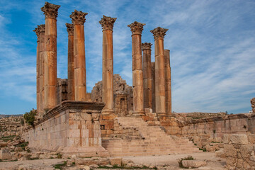 Obraz premium Jordan. Temple of Artemis, built in 150 AD, is beautiful structure. Around temple, 11 out of 12 columns have been preserved. Gerasa (Jerash) is ancient city that is six and half thousand years old.
