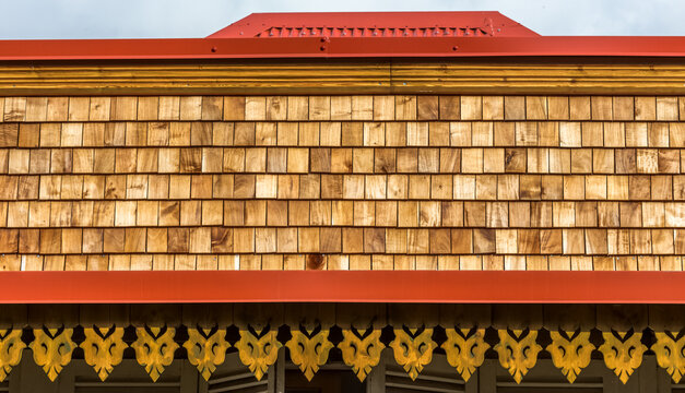 Gros plan sur fa&ccedil;ade de maison cr&eacute;ole en bois