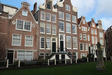 Fototapeta na wymiar old brick houses at a beguinage (begijnhof) in amsterdam (the netherlands) 