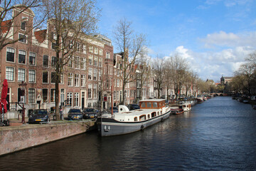 Fototapeta na wymiar canal, river and old brick houses in amsterdam (the netherlands) 