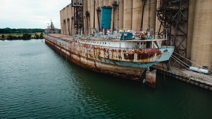 Closeup shot of an abandoned ship in the Illinois International Port