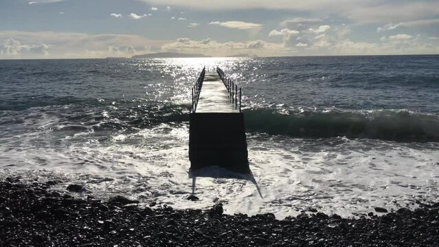 Brandung an der K&uuml;ste bei Santa Cruz, Madeira. Im Hintergrund die Ilhas Sesertas.