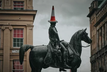 Papier Peint photo autocollant Monument historique Statue of the Duke of Wellington with a red and white cone on his head in Glasgow, Scotland