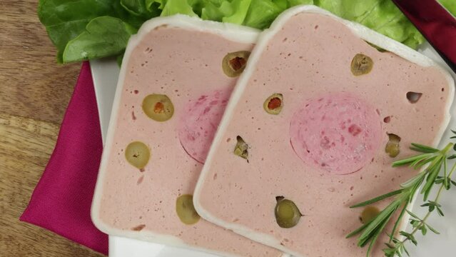 tranches de terrine de volaille aux olives