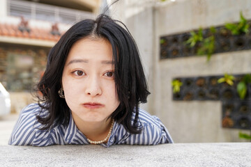 あっち向いてホイをするアジア女性