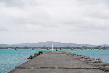 港から見える古宇利島大橋とエメラルドグリーンの海２