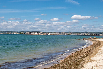 Fototapeta na wymiar Saint-Vaast-la-Hougue. Panorama sur la ville vu depuis l'île de Tatihou. Manche. Normandie 