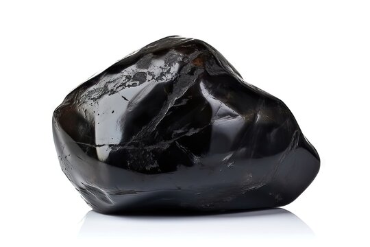 Obsidienne noire d'Arménie isolée sur fond blanc