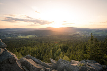 Ein wundervoller Sonnenuntergang auf der K&ouml;sseine im Fichtelgebirge.