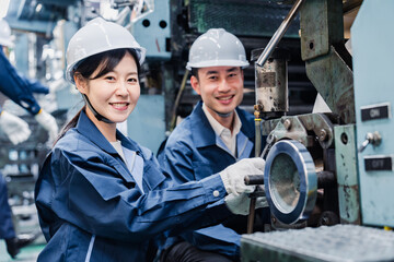 工場で働く外国人技能実習生