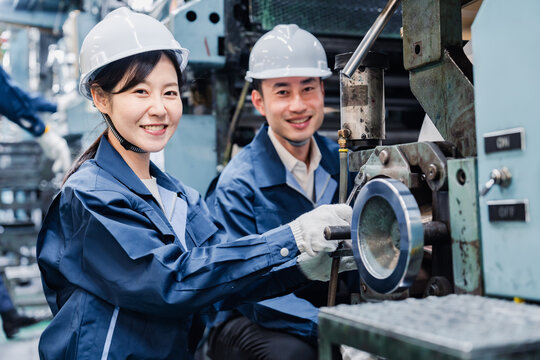 工場で働く外国人技能実習生