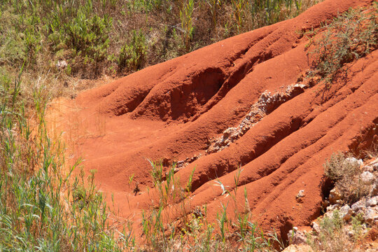Arcillas de la antigua cantera de bauxita en Otranto, Italia. Superficie erosionada por el arrastre por lluvias de la tierra al carecer de cobertura vegetal.