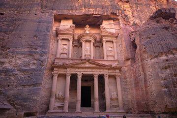 Petra w Jordanii. Ruiny starożytnego miasta w skale. - obrazy, fototapety, plakaty